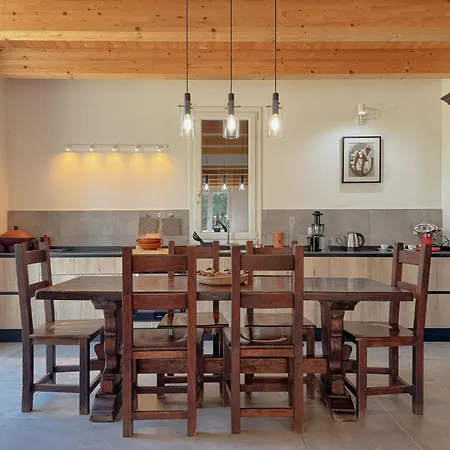 Villa Nature Retreat Spacious 5 Bedroom Modern With Private Park *