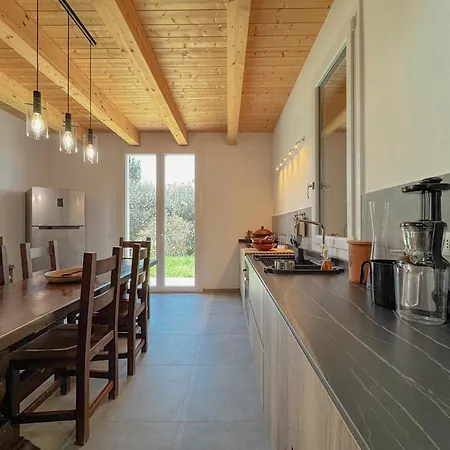 Nature Retreat Spacious 5 Bedroom Modern With Private Park Villa