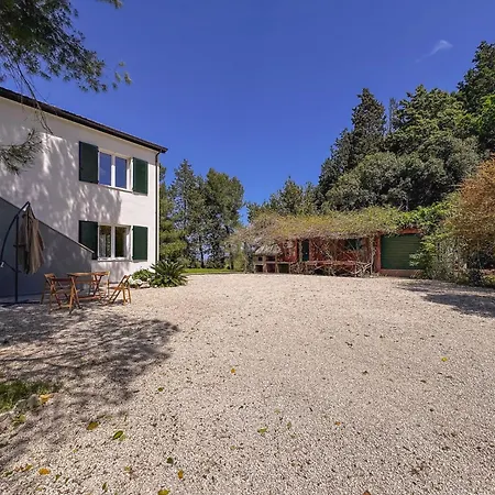 Nature Retreat Spacious 5 Bedroom Modern With Private Park Villa *