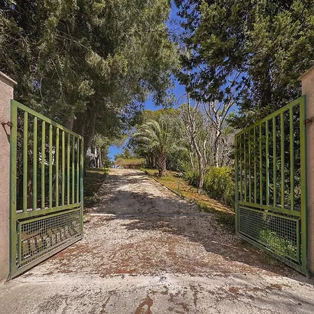 Villa Nature Retreat Spacious 5 Bedroom Modern With Private Park