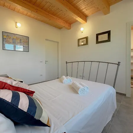 Nature Retreat Spacious 5 Bedroom Modern With Private Park Villa *