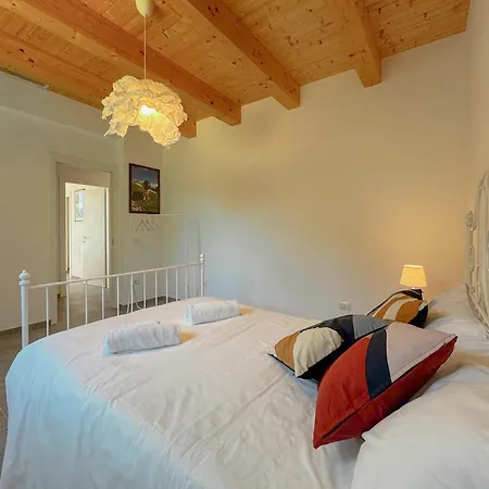Nature Retreat Spacious 5 Bedroom Modern With Private Park Villa
