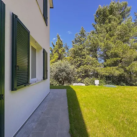 Nature Retreat Spacious 5 Bedroom Modern With Private Park Villa