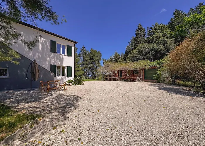 Nature Retreat - 5 Bedroom With Park By Host Hero Villa *