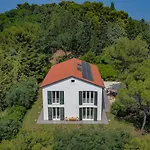 Nature Retreat - 5 Bedroom With Park By Host Hero *