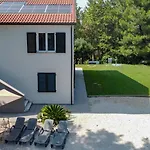 Nature Retreat - 5 Bedroom With Park By Host Hero