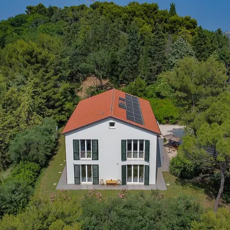 Nature Retreat Spacious 5 Bedroom Modern With Private Park *