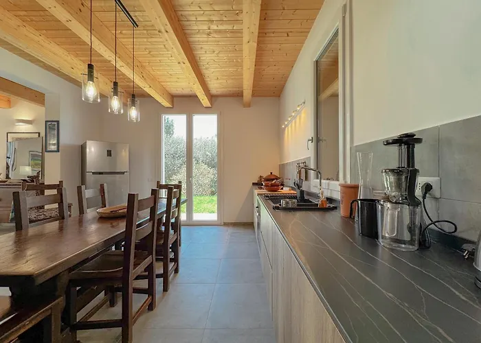 Nature Retreat - 5 Bedroom With Park By Host Hero Villa