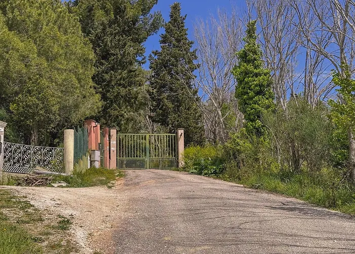 Nature Retreat - 5 Bedroom With Park By Host Hero *