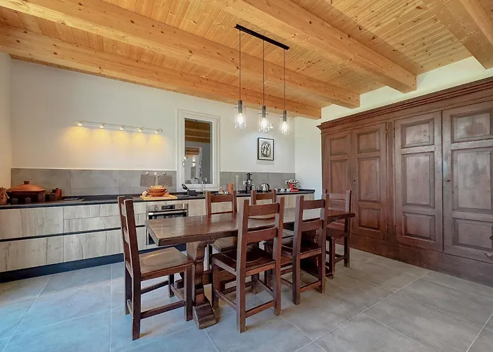 Villa Nature Retreat - 5 Bedroom With Park By Host Hero *